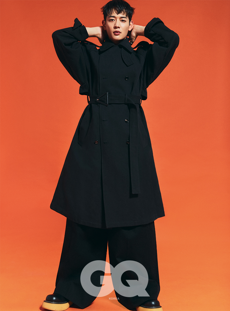 長版外套配寬褲依然輕鬆Carry。（照片來源：GQ KOREA）
