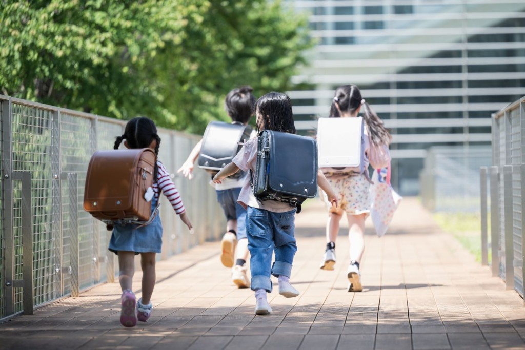 父母若能在孩子早期阶段提供如何交友的适切引导,不仅能帮助孩子建立良好的人际基础,也能降低未来出现社交焦虑或人际挫折的风险。(示意图) 父母若能在孩子早期阶段提供如何交友的适切引导,不仅能帮助孩子建立良好的人际基础,也能降低未来出现社交焦虑或人际挫折的风险。(示意图)