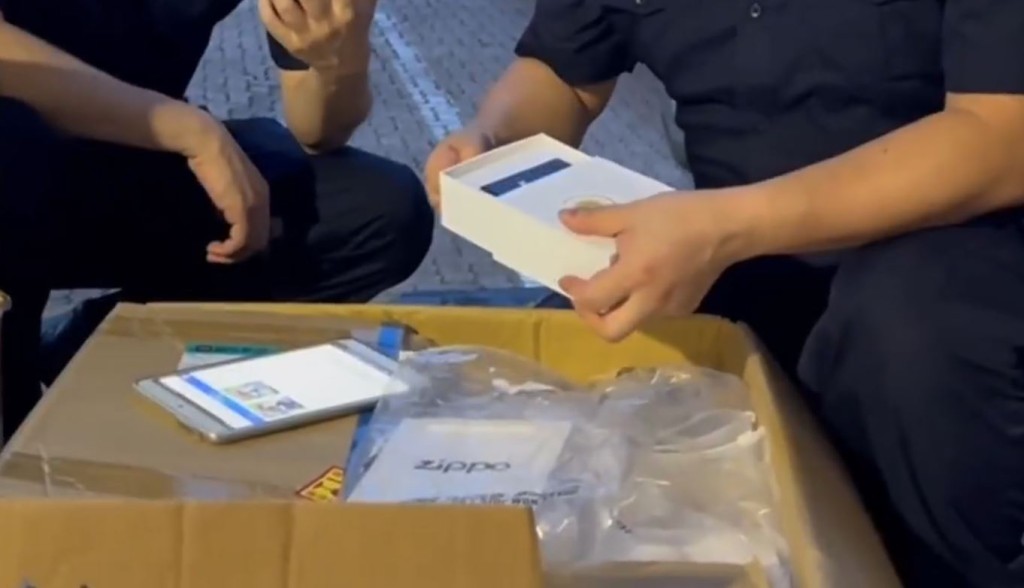 皇崗海關關員查獲2973個老翻「ZIPPO」打火機。海關發布
