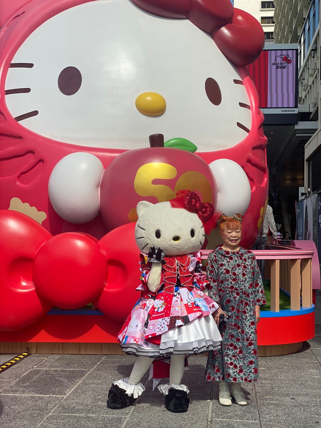 山口裕子與Hello Kitty合照
