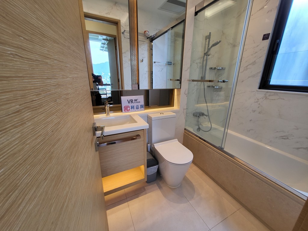 浴室设有镜柜，可把洗漱用品整齐摆放。
