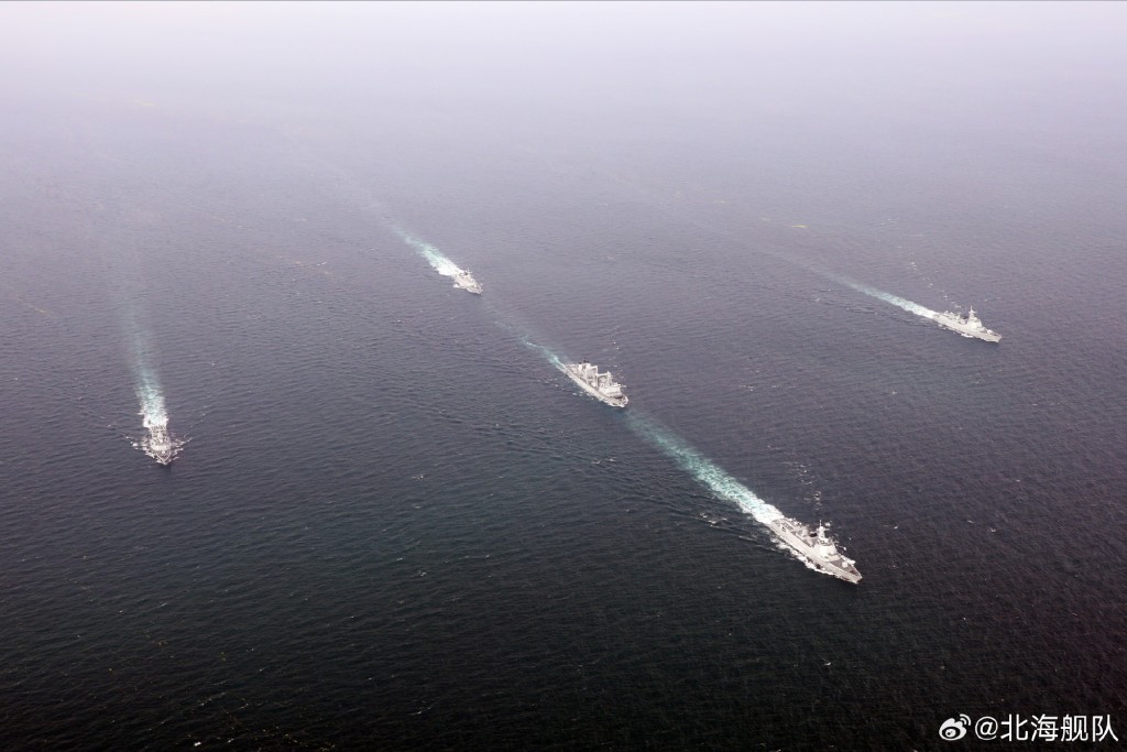 7月15日，參加「北部·聯合-2023」演習的中方海上艦艇編隊，從青島某軍港解纜啟航。（北海艦隊）