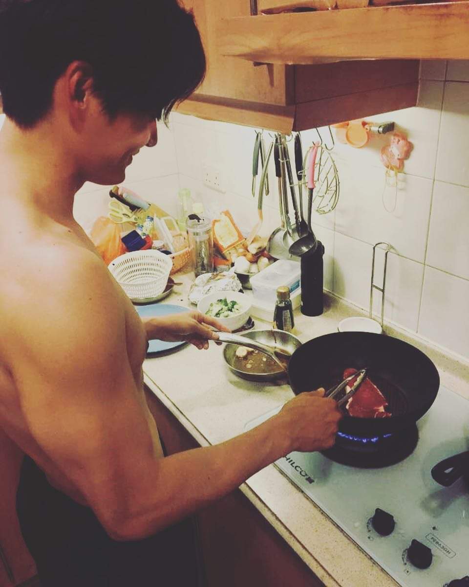 為配合操肌飲食,就算拍劇幾辛苦,張振朗都會早少少起身整嘢食。