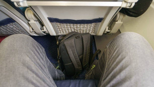 随身行李建议放在座椅下方有其安全考量。 iStock配图