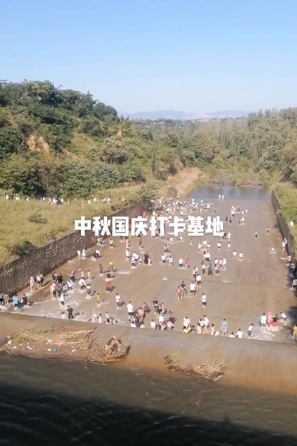 紙坊水庫的溢洪道成「網紅水池」。網圖
