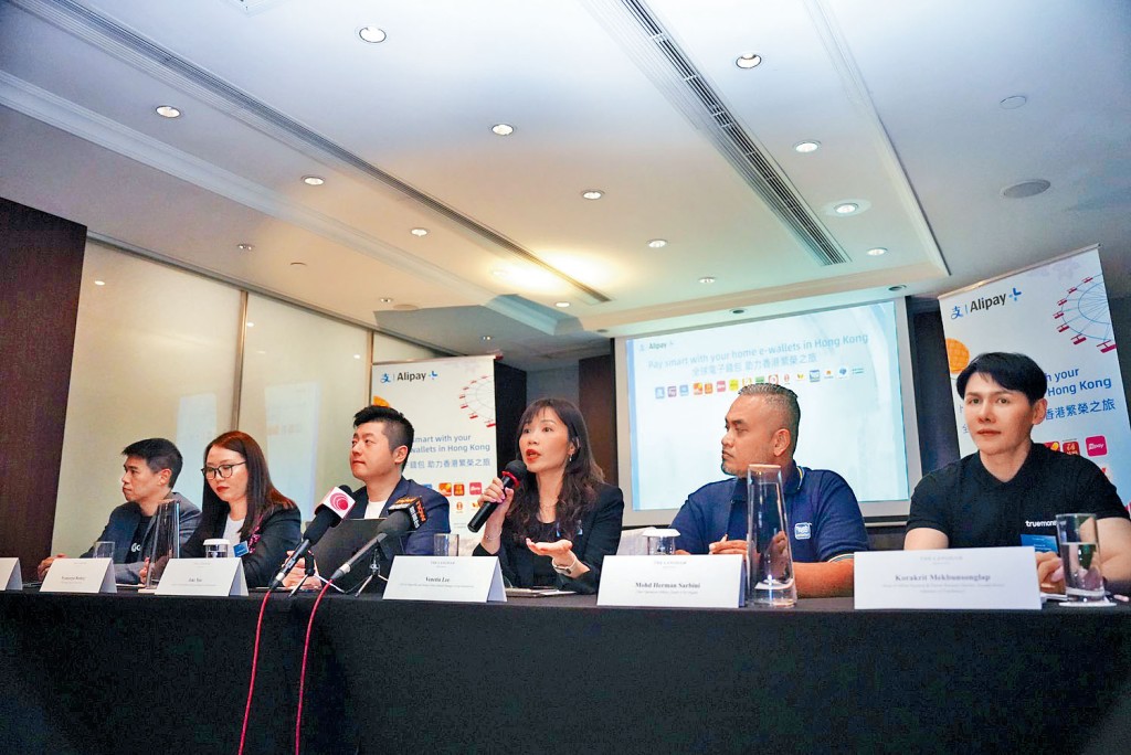 來自菲律賓的電子錢包GCash的總經理Paul Albano（左一）以及來自馬來西亞的TNG eWallet的COO Mohd Herman Sarbini（右二）與AlipayHK CEO兼螞蟻國際大中華區總經理李詠詩（右三）等，近日出席記者會，宣佈Alipay+助9國家和地區14個電子錢包用戶來港移動支付的消息。