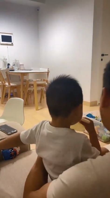 伯伯最後雖然唔出聲，不過都肯畀爸爸攬。