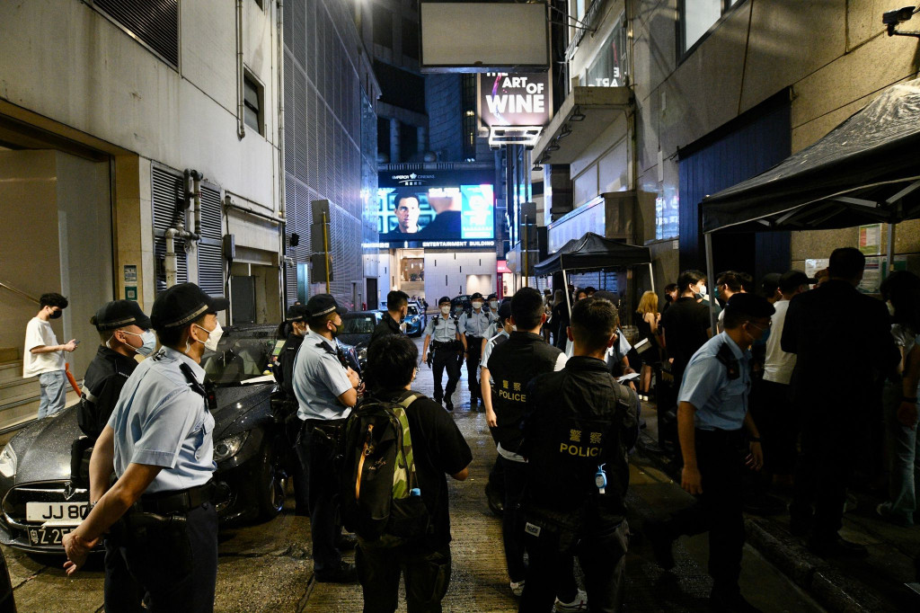 警方聯同衞生署人員到蘭桂坊夜場查牌。