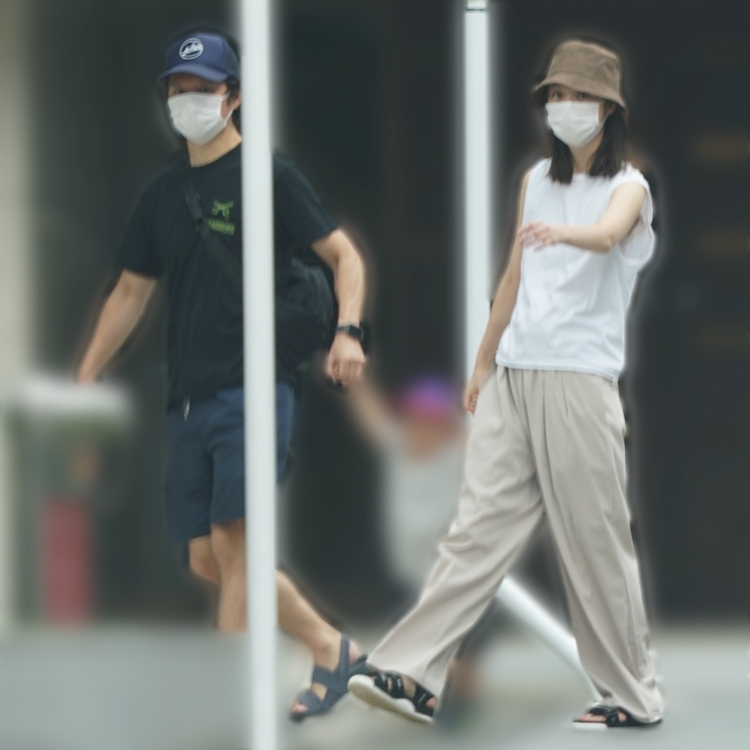 停工期間渡部多次被拍到與老婆佐佐木外出。
