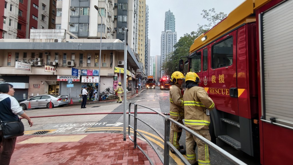 消防拖喉灌救。黃文威攝