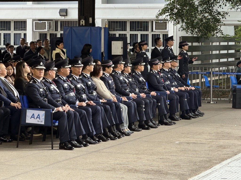 香港警察学院举行结业会操。