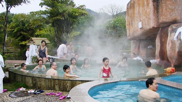 温泉是冬季旅游热门项目。