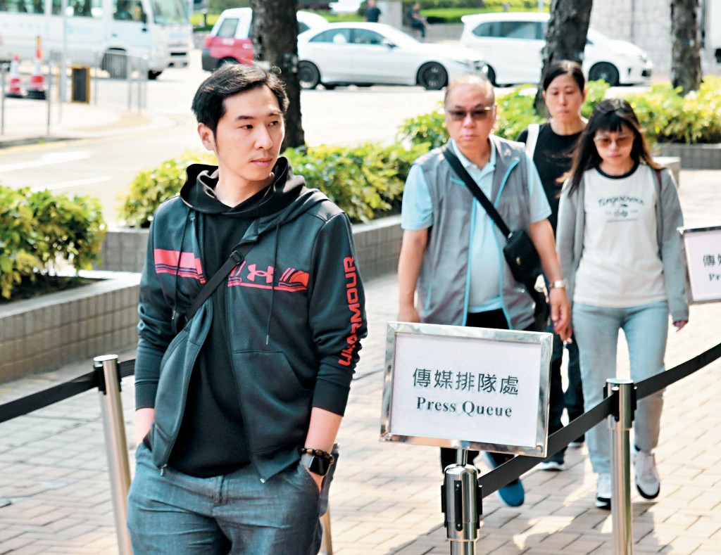 宏泰阁居民李俊豪（左）事发当日多次与被困家人通话，亲睹家人在视像通话中倒下。