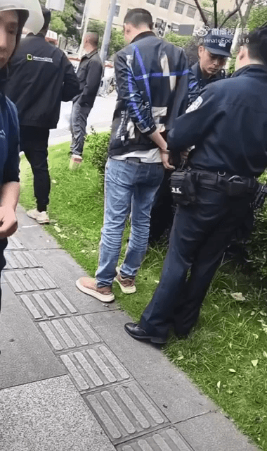 男司机被捕画面。