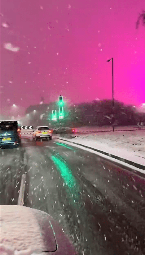 英國伯明翰西米德蘭茲郡周四的雪夜，天空出現一大片神秘耀眼粉紅光芒。X@ThaEuropeanLad 