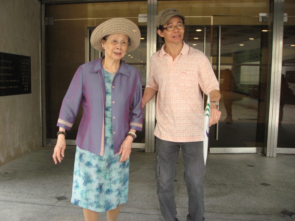 潘小文指梅媽離世前，「言行思想已變番個小朋友」。