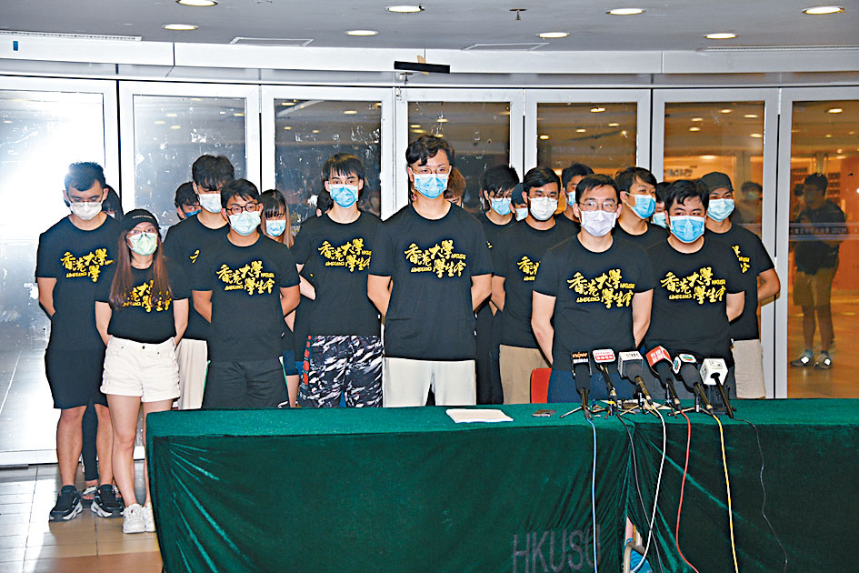 ■港大學生會評議會悼念七一刺警案疑兇，學生會公開道歉並請辭，仍未能平息風波。