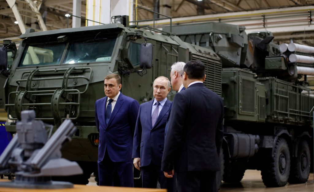 普京在图拉市讨论俄军的军备和武器的补给问题。路透社
