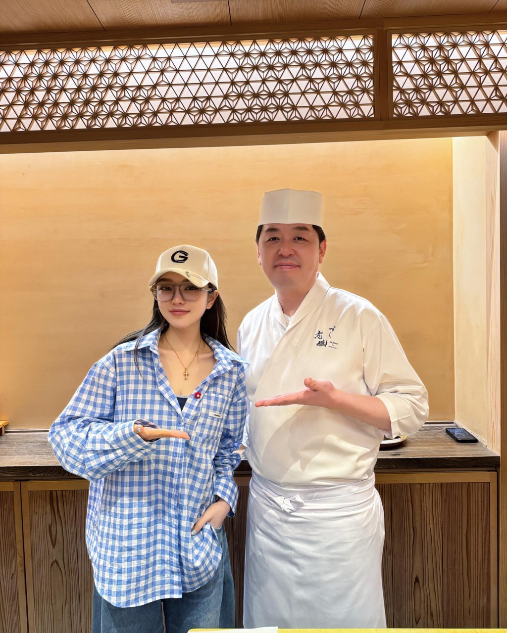 周揚青（左）與日本廚師合照。