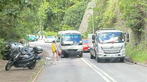 旅巴與私家車相撞,兩司機一度被困。網上圖片