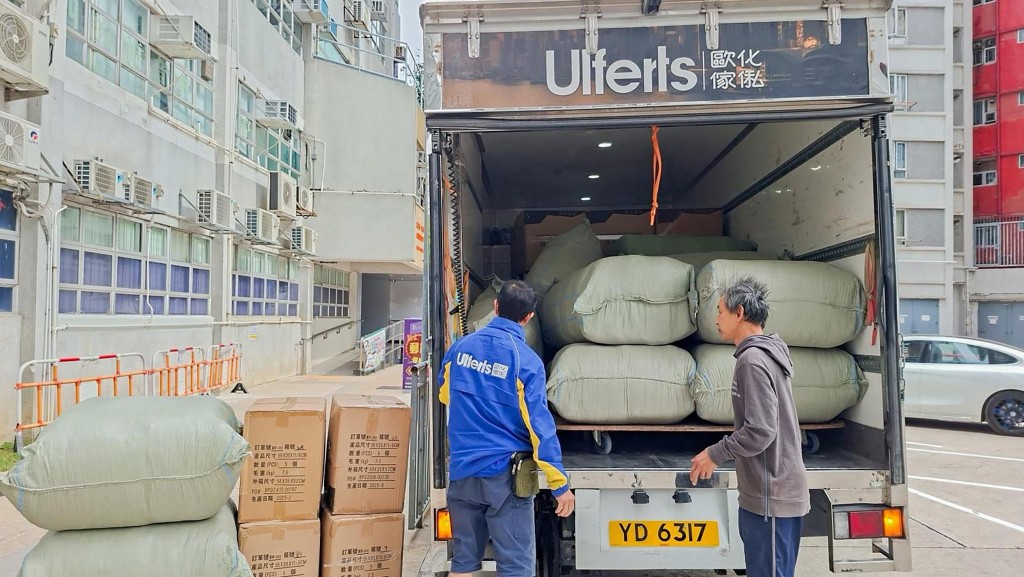 大埔宏福苑五級火｜英皇集團哀悼 慈善基金捐出逾千套全新枕頭及棉被 解居民燃眉之急