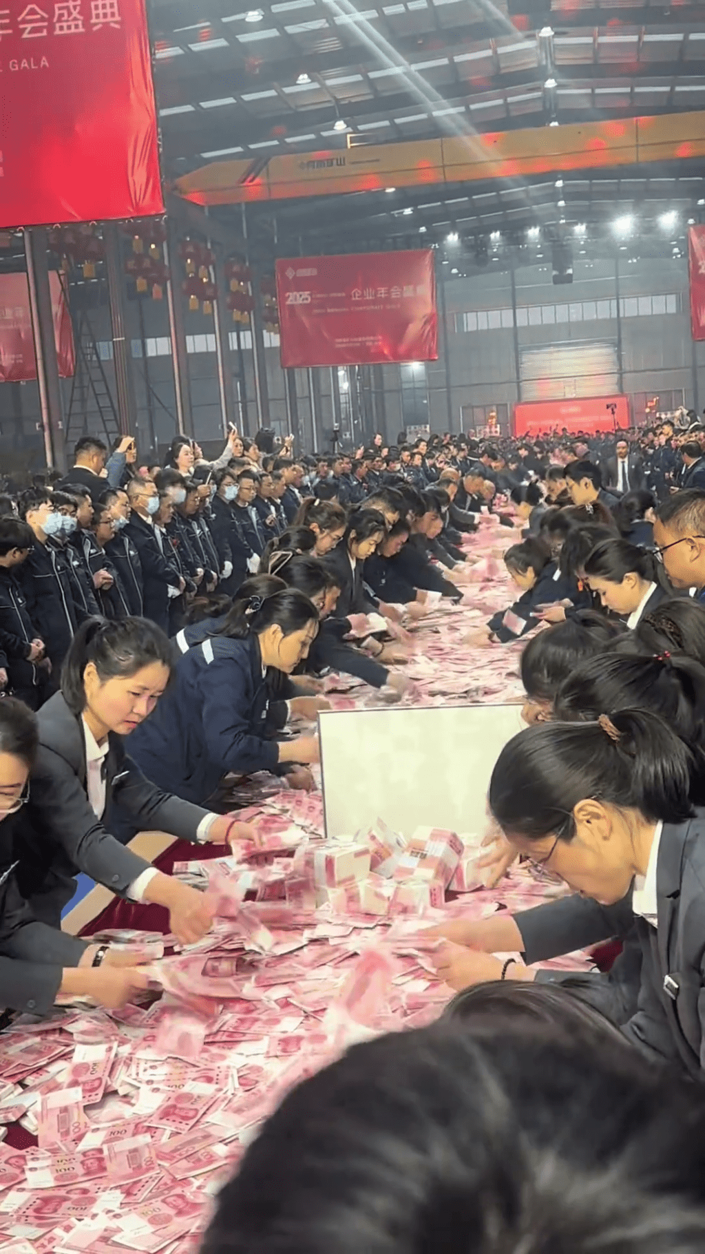 河南矿山起重机员工现场数钱画面曝光。 河南矿山起重机员工现场数钱画面曝光。