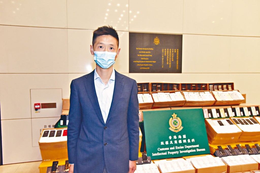 海關講述破獲冒牌手機及配件經過。