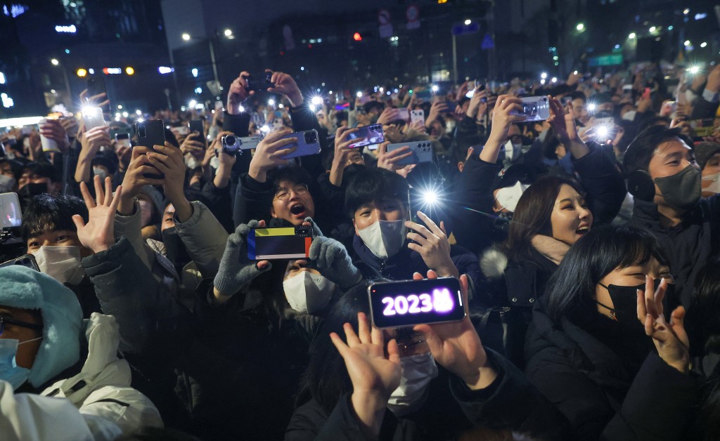 市民亮起手機燈迎接新年。路透社