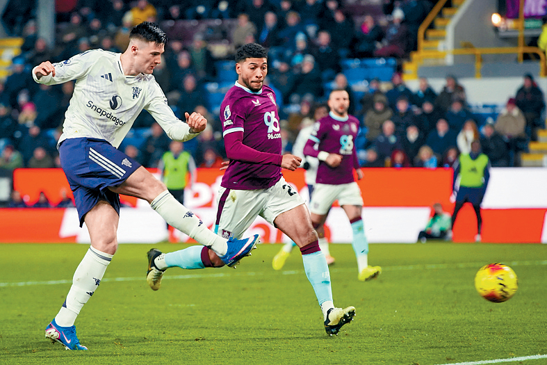 曼聯前鋒施斯高（左）梅開二度。