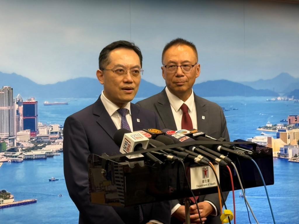 林文健(左)表示,未來中心會增聘約30個專業人士,建立跨專業科學審評團隊。 林文健(左)表示,未來中心會增聘約30個專業人士,建立跨專業科學審評團隊。