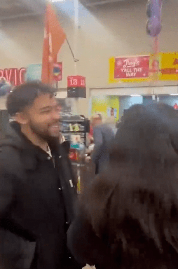 不少原本一臉無奈的顧客瞬間轉為驚喜萬分，意識到手上滿載的購物籃已變成了超市贈送的禮物。