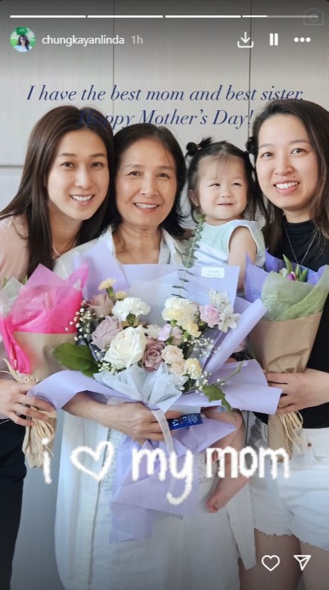 锺嘉欣分享了一张与妈妈及姊姊的合照，祝妈妈「母亲节快乐」。