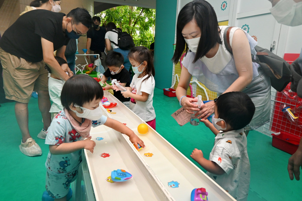 安基司幼稚園暨國際幼兒園（滌濤山）上周舉行「親子STEAM水之探索體驗日」，吸引逾千名家長和小朋友報名。