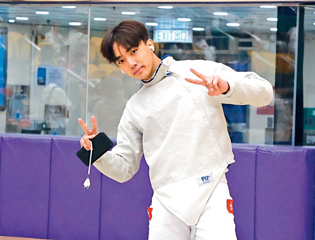 何柏霖於世青男子佩劍次圈下馬。