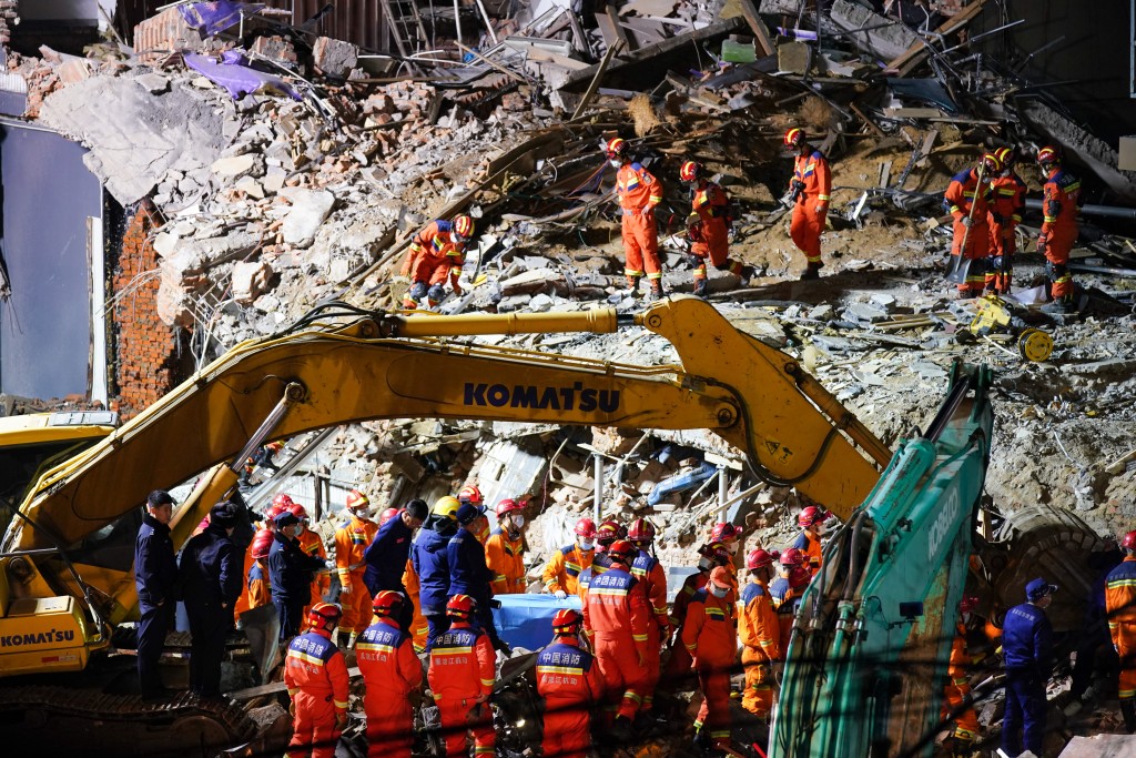 黑龍江海林發生致命冧樓事故，援救人員在場找尋失蹤者。中新社 