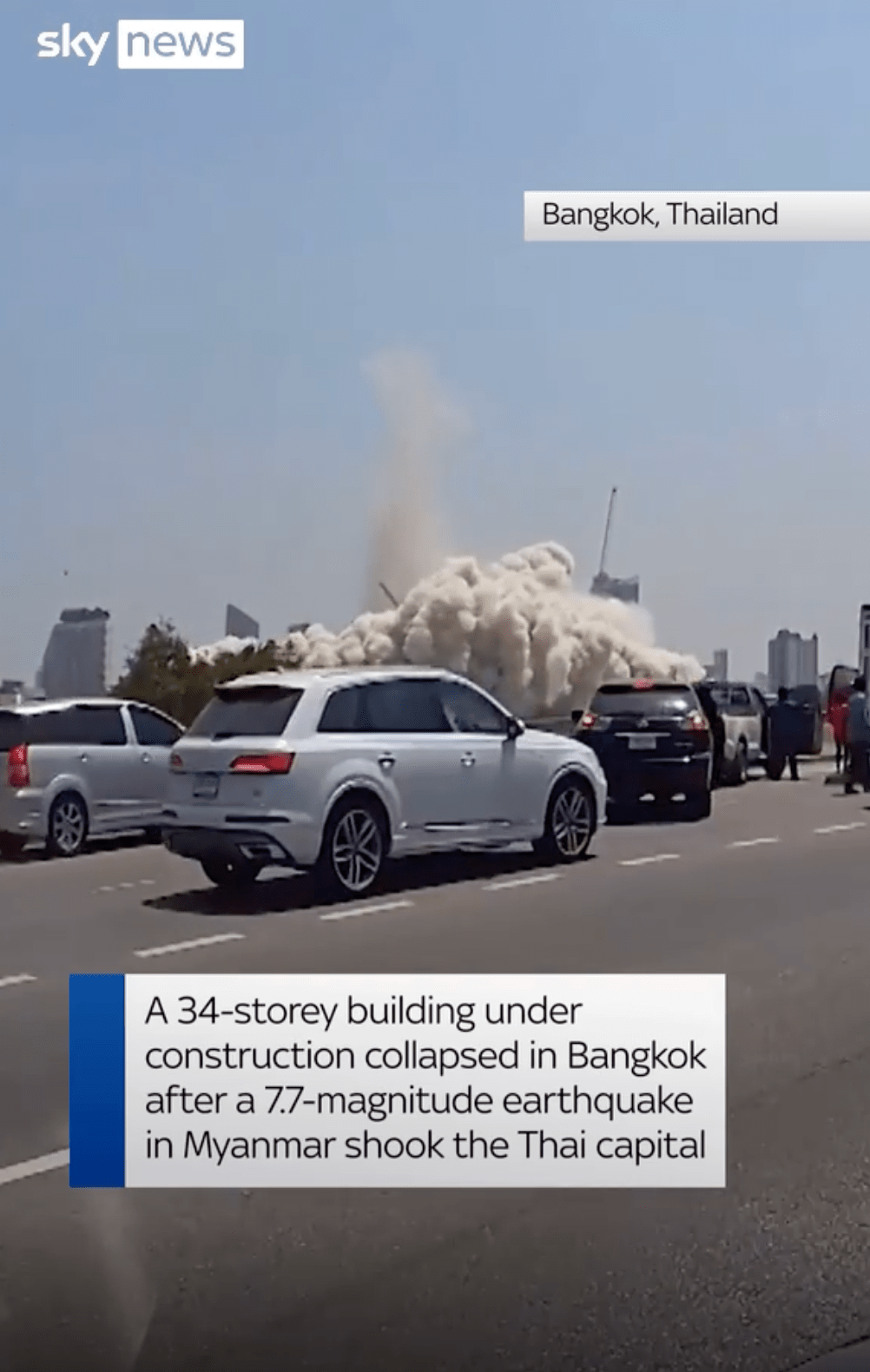 從天空新聞播放網上影片，大樓在地震中崩塌。