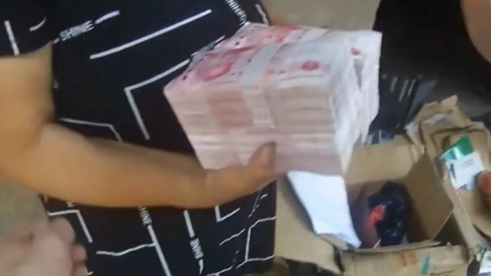 江蘇女子將20萬現金放紙箱，被家人當廢物賣掉，幸警方幫忙找回。