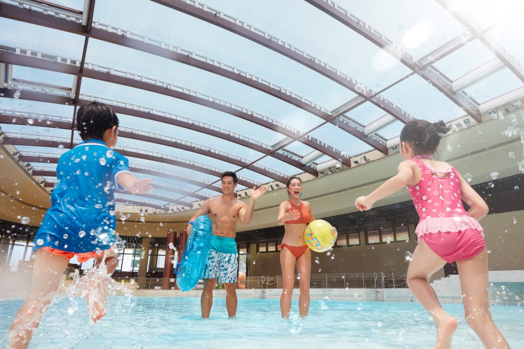 水上樂園夥拍The World's Largest Swimming Lesson將於6月22日合辦1日免費游泳課程，專供小朋友與家長一同參加。（海洋公園水上樂園）