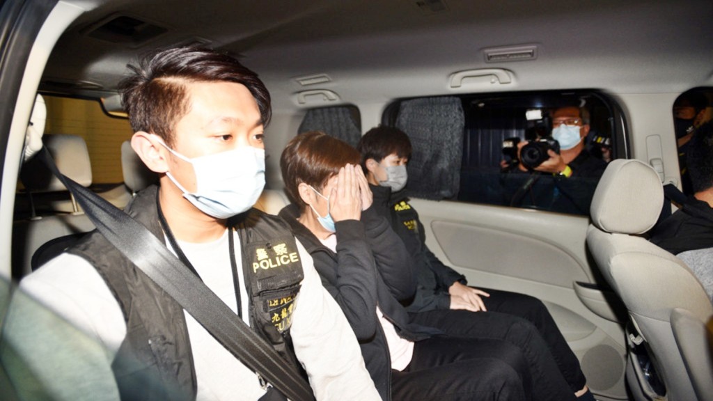 涉案疑犯早前被捕，由警員帶走。資料圖片