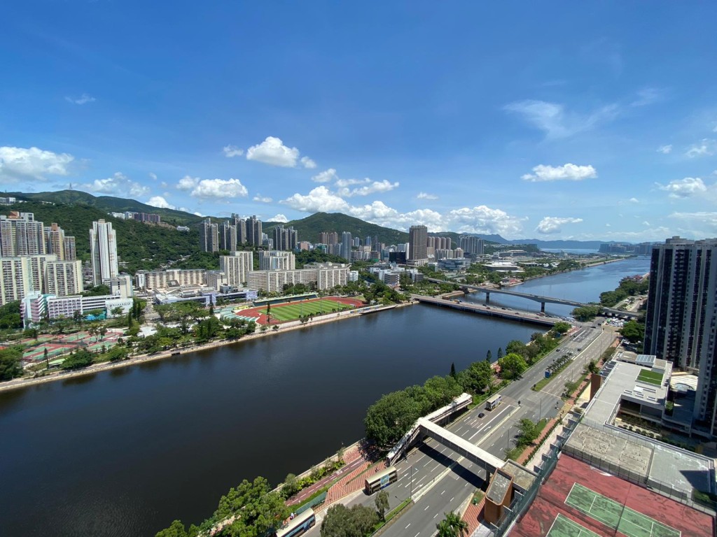 單位外望開揚城門河景，遠眺山巒。