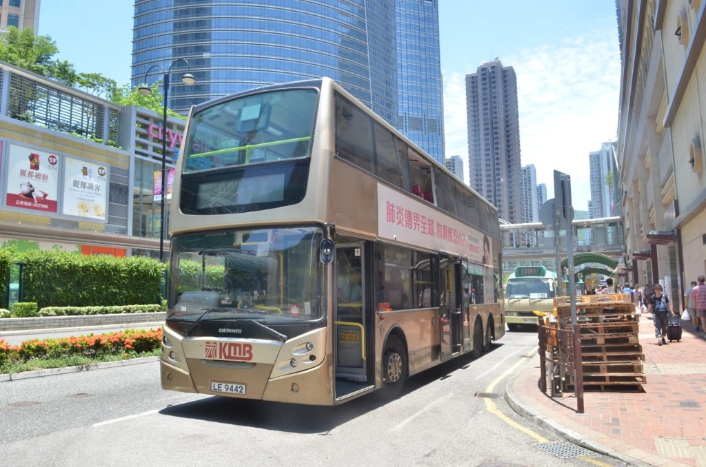 雙層巴士車窗損毀嚴重。