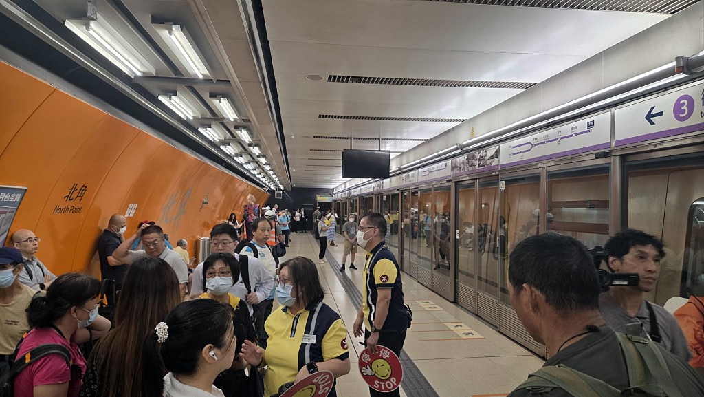 港鐵北角站月台不少乘客滯留。 港鐵北角站月台不少乘客滯留。