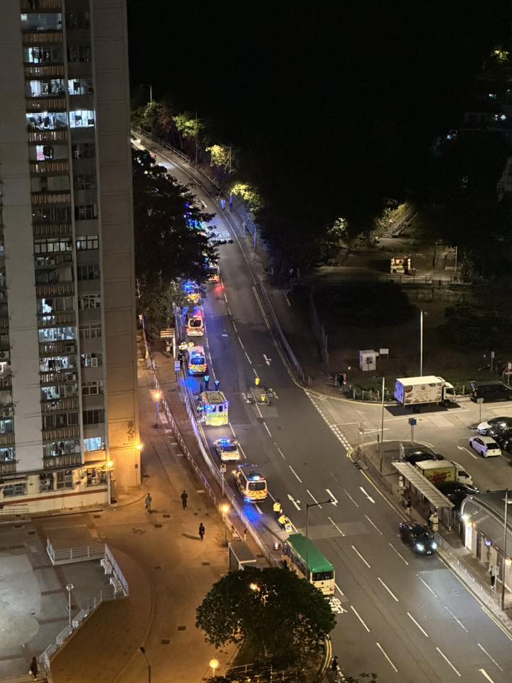 一輛專線小巴沿富健街往仁安醫院方向行駛，至隆亨邨對開時突然失控，撞向一輛停泊在路邊的貨車車尾。FB「新大圍聯盟」圖片