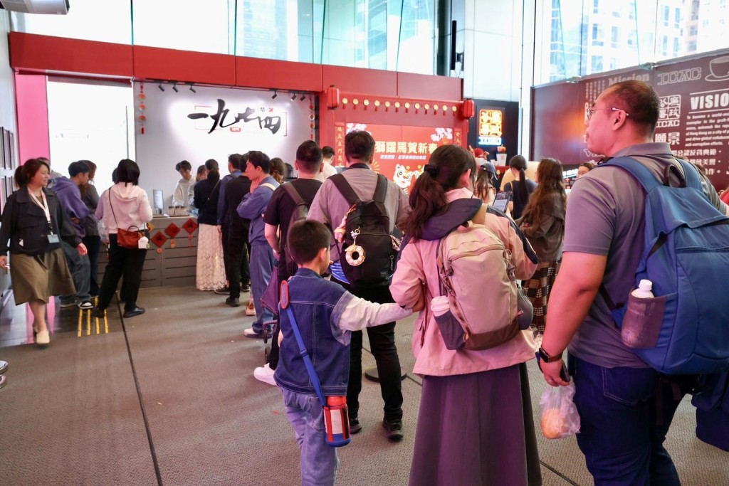 大批市民和旅客趁新春假期到廉署总部打卡和品尝人气廉署咖啡，亦参观咖啡厅和展览厅。