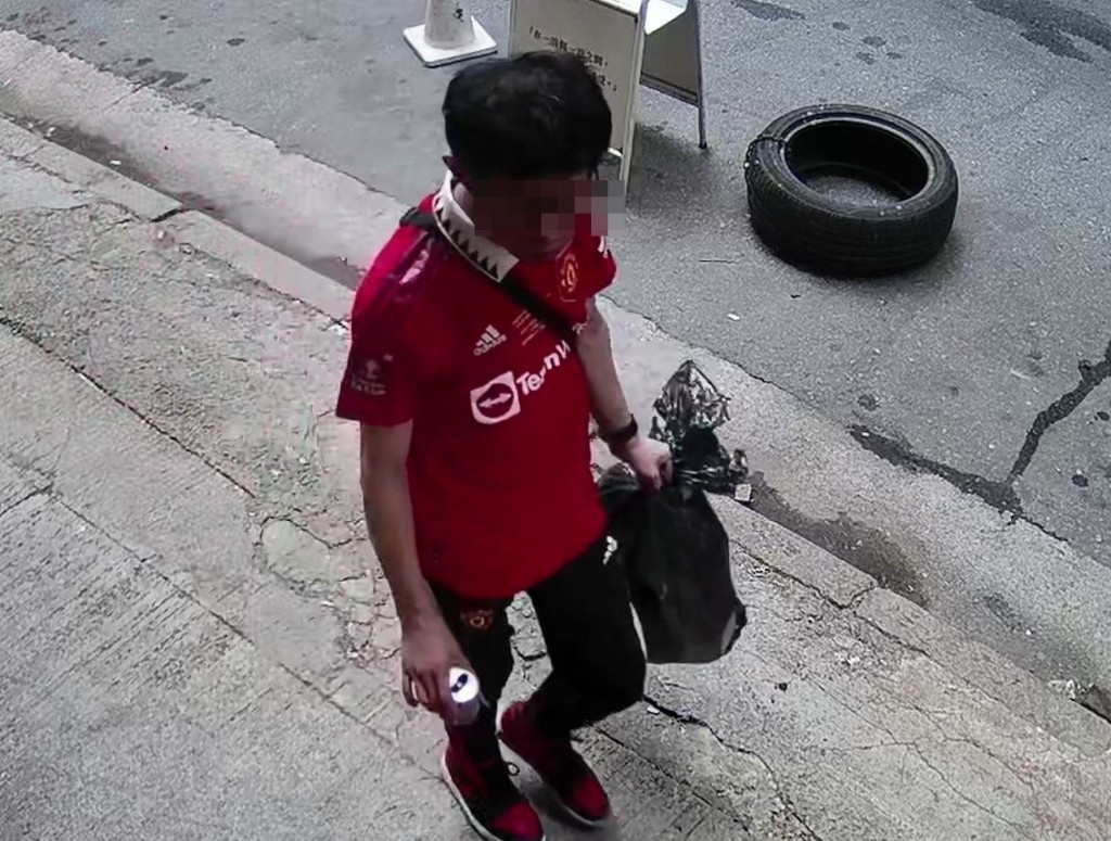 紅衫男拿着一袋垃圾。fb：香港失物報失及認領群組