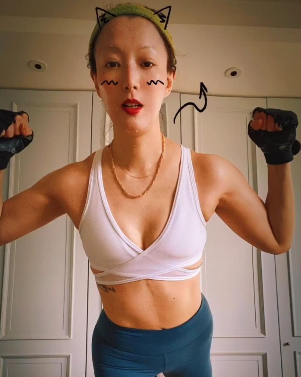 Sammi唔使凑猫狗时候，会喺屋企做运动。