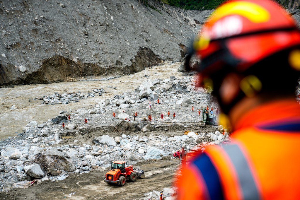 西藏吉隆泥石流災害已致21人遇難541人失聯，搶險救援和應急處置有序開展。 新華社