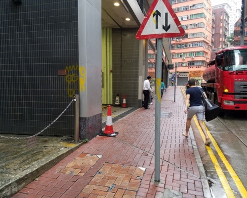 外牆及路牌柱被人塗污刑毀。