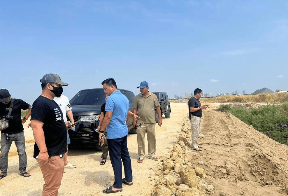 警方於3月1日在金邊朗哥區一處湖泊旁的空地上發現了死者的屍體。(柬中時報) 警方於3月1日在金邊朗哥區一處湖泊旁的空地上發現了死者的屍體。(柬中時報)