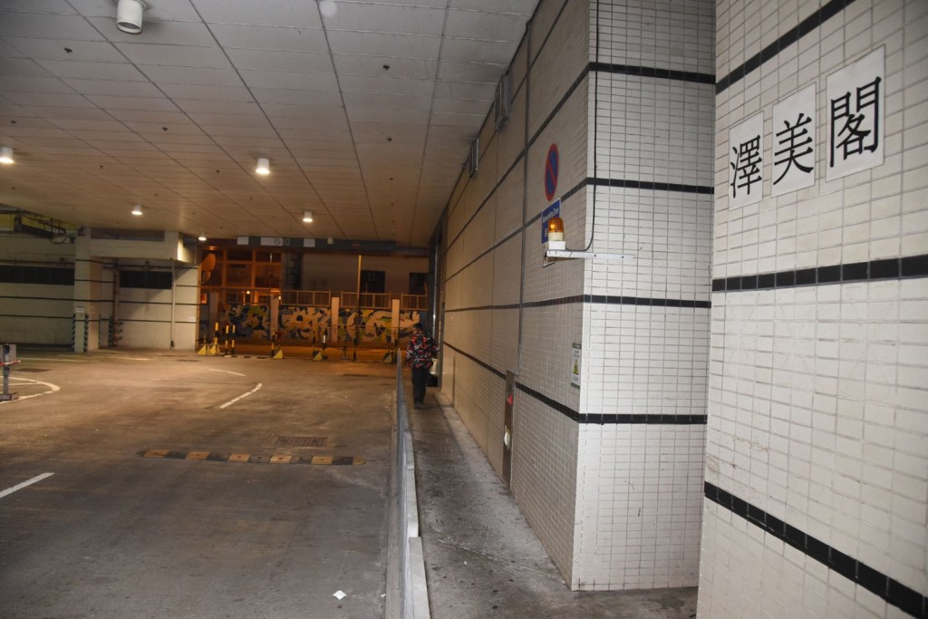 疑「無帶銀包」惹不滿，女子慘遭怪賊除Bra剝褲。